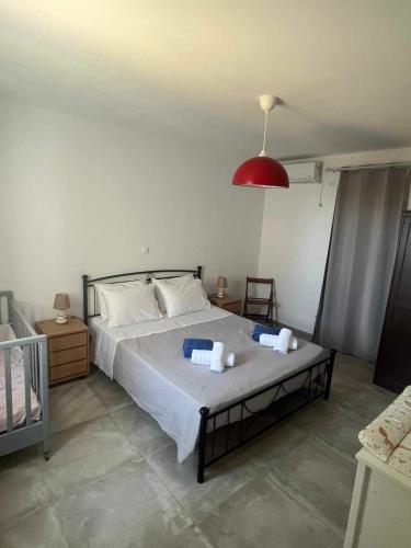ein Schlafzimmer mit einem Bett und einer roten Lampe in der Unterkunft Rita's Blue View in Gavrio