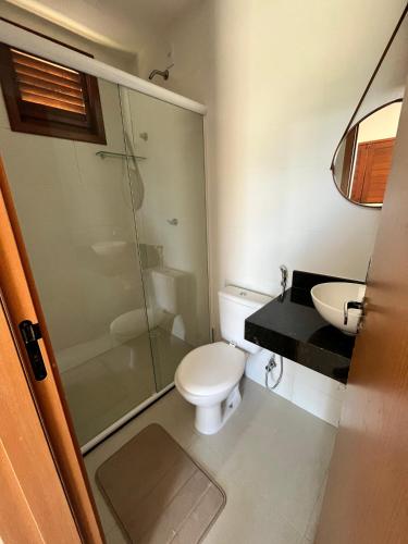un bagno con wc, doccia e lavandino di Casa Átina - Atins ad Atins