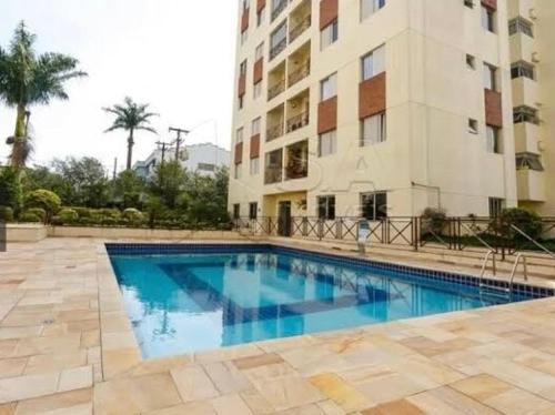 une piscine devant un bâtiment dans l'établissement Morumbi Stadium Apartment, à Água Boa