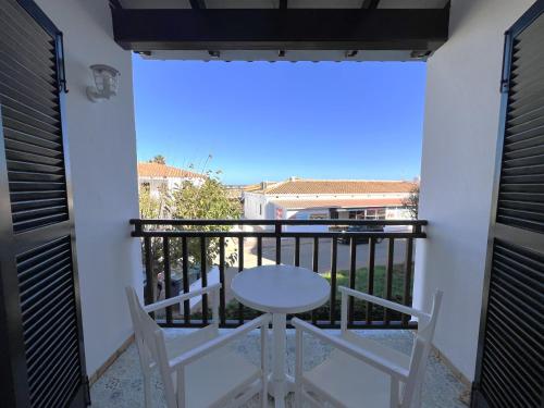 Un balcón con mesa y sillas y una vista en Costa Arenal 112 by SOM Menorca, en Arenal d'en Castell