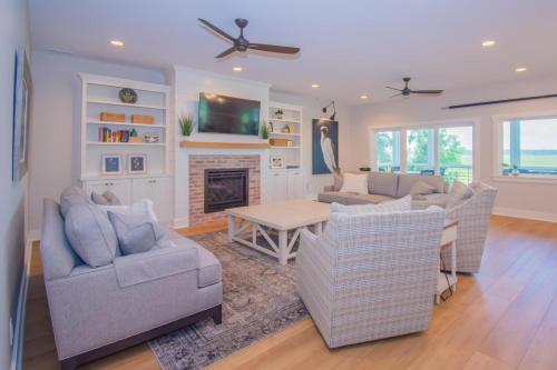 Μια τηλεόραση ή/και κέντρο ψυχαγωγίας στο 4 Bed and 5 Bath Fripp Island Rental on Davis Love