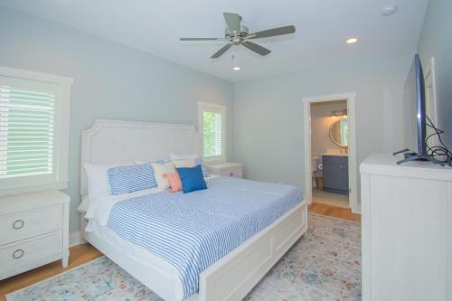 Ένα ή περισσότερα κρεβάτια σε δωμάτιο στο 4 Bed and 5 Bath Fripp Island Rental on Davis Love