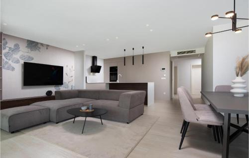 3 Bedroom Nice Apartment In Malinska