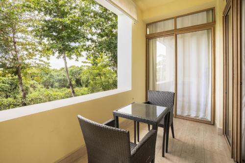 a table and chairs on a balcony with a window at Wonderful 1-BR apartment at Casa de Campo in El Infiernito