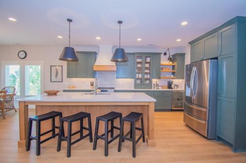 Η κουζίνα ή μικρή κουζίνα στο 4 Bed and 5 Bath Fripp Island Rental on Davis Love