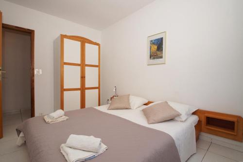 1 dormitorio con 2 camas y toallas. en South Island Apartments en Korčula