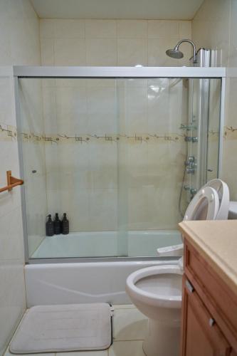 Bilik mandi di Spacious 5BR, Home Theater, Full Kitchen, Near Wineries