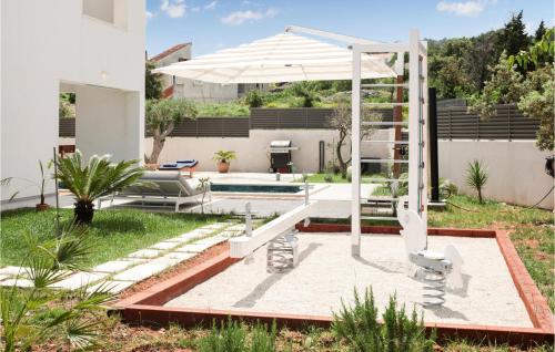 Κήπος έξω από το Lovely Home In Skrip With Wifi