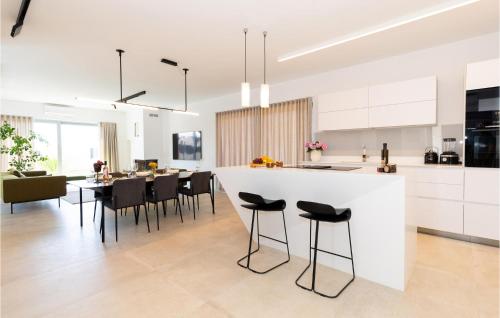 Η κουζίνα ή μικρή κουζίνα στο Lovely Home In Skrip With Wifi