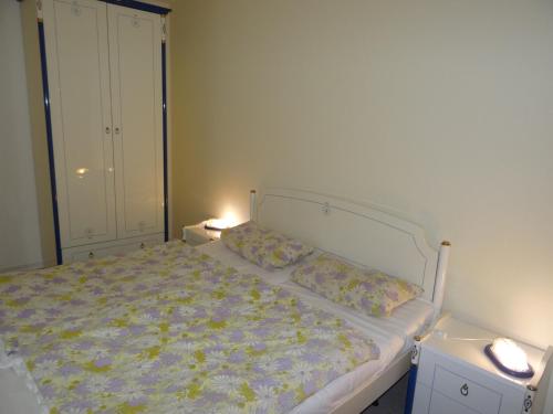 1 cama en un dormitorio con 2 luces encendidas en Apartmentanlage "Am Salzhaff", en Rerik