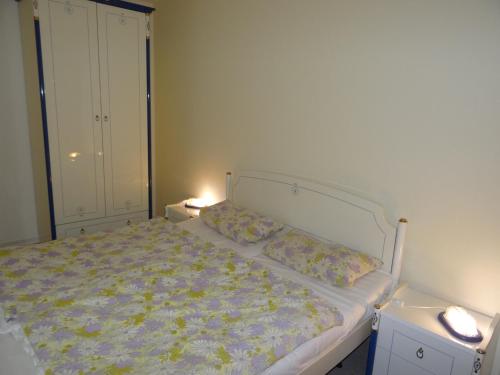 Postel nebo postele na pokoji v ubytování Apartmentanlage "Am Salzhaff" Ferienwohnung A4