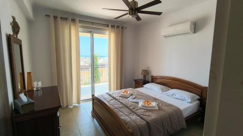 a bedroom with a bed with two towels on it at Ferienwohnung mit Meerblick in Khlorakas