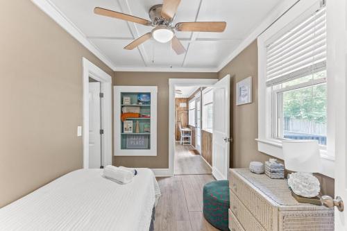 Un dormitorio con una cama y un ventilador de techo. en Happy Place- Midtown, Pet-Friendly, close to beach, en Wilmington