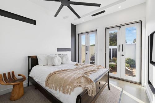 Postel nebo postele na pokoji v ubytování The Modern Comfort Home