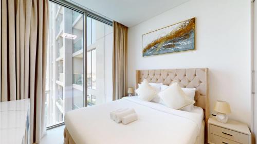 Postel nebo postele na pokoji v ubytování Creek Vistas - Elegant One Bedroom in Meydan