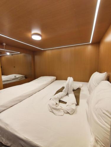 un lit à l'arrière d'un bateau dans l'établissement Thesocialhub, à Chennai