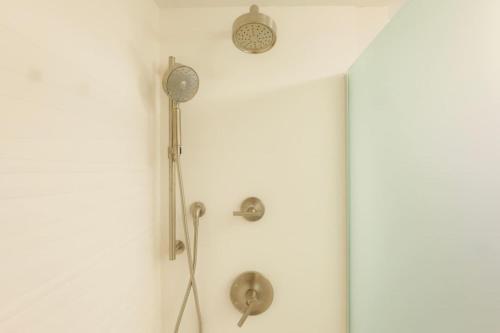 une douche avec deux lumières sur le mur dans l'établissement Above The Roots - Elegant and Bright Studio Stay, à Washington