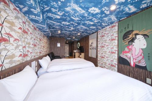 two beds in a room with painted ceilings at 泊るHouse千葉駅1分 J - 東京ディズニーランドまで30分 線路傍騒音あり in Chiba
