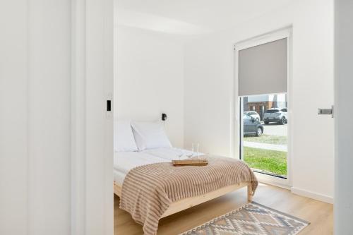 a bedroom with a bed and a window at Dorsza Green View Pogórze by Solarento in Pogórze