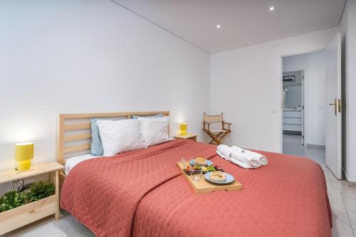 Ένα ή περισσότερα κρεβάτια σε δωμάτιο στο HostWise - Sunny Escape with a Pool & Balcony