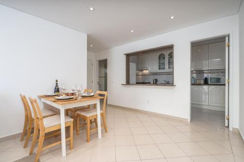 Η κουζίνα ή μικρή κουζίνα στο HostWise - Sunny Escape with a Pool & Balcony