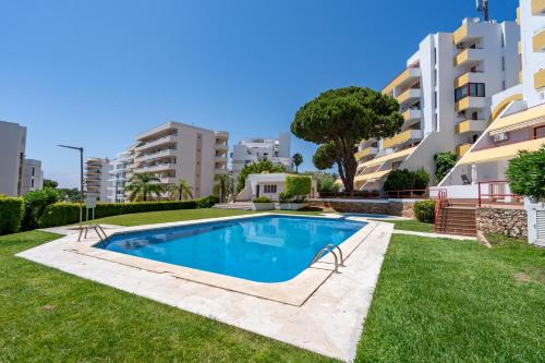 Πισίνα στο ή κοντά στο HostWise - Sunny Escape with a Pool & Balcony
