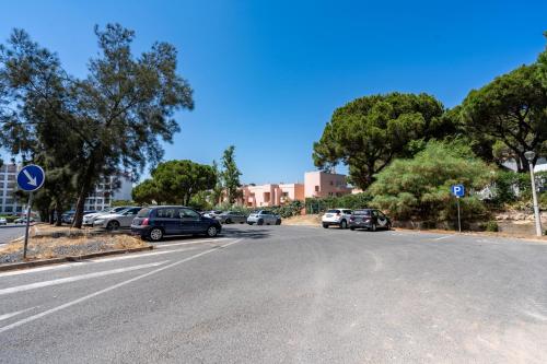 Φωτογραφία από το άλμπουμ του HostWise - Sunny Escape with a Pool & Balcony σε Vilamoura