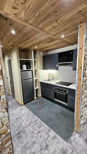 une cuisine avec un évier et une cuisinière four supérieur dans l'établissement Résidence Le Thabor - maeva Home - Appartement 2 pièces 6 personnes - Sélection MAE-2784, à Le Désert