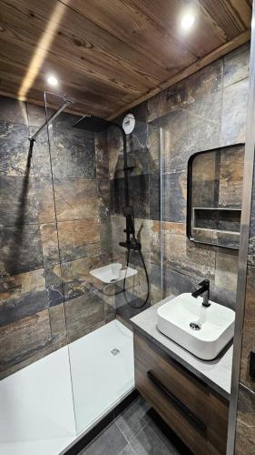 une salle de bain avec un lavabo et une douche dans l'établissement Résidence Le Thabor - maeva Home - Appartement 2 pièces 6 personnes - Sélection MAE-2784, à Le Désert