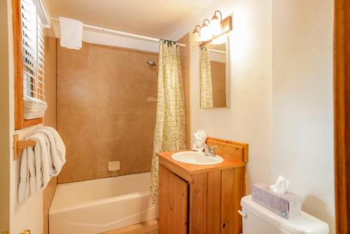 een badkamer met een wastafel, een bad en een toilet bij Kelley's Kabin #290 in Big Bear Lake