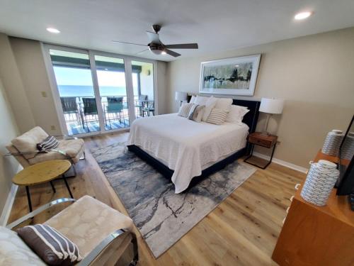 Un dormitorio con una cama y vista al mar. en Sand Dollar 404, en St. Augustine