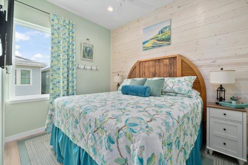 Un dormitorio con una cama grande y una ventana. en St Jo's Bungalow, en Mustang Beach