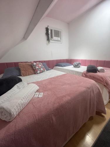 two beds sitting in a room with at Hotel Cidade Imperial in Petrópolis