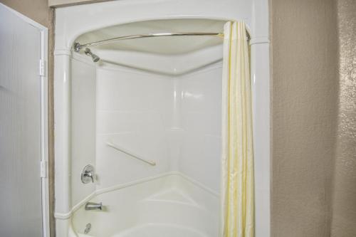 Motel 6 Humble, TX - Houston International Airportにあるバスルーム
