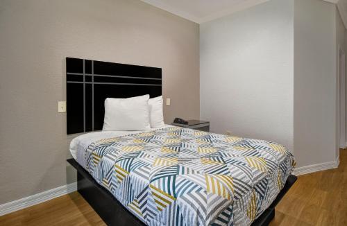 Motel 6 Humble, TX - Houston International Airportにあるベッド
