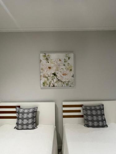 two beds sitting next to each other in a bedroom at Casa da Burra in Alijó
