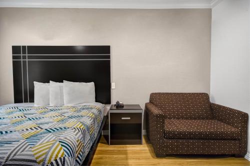 Motel 6 Humble, TX - Houston International Airportにあるベッド
