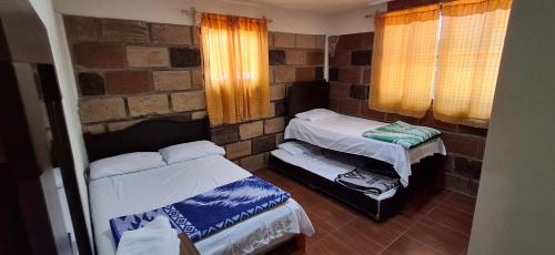 Un pat sau paturi într-o cameră la La Cabaña Hotel