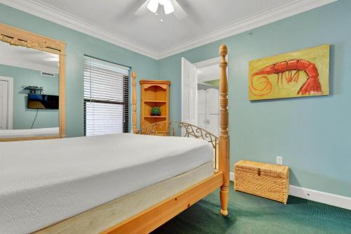 Giường trong phòng chung tại Beachfront Condo w/ View & Pool, Sleeps 8