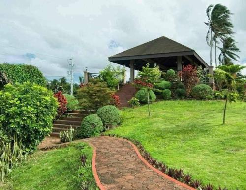 un giardino con gazebo e sentiero in mattoni di Tagaytay Guesthouse 2Br near Twin Lakes ad Alfonso