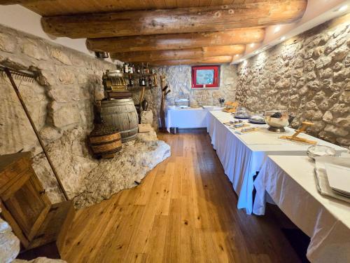 una grande camera con un muro in pietra e una cucina di come prima ad Ausonia