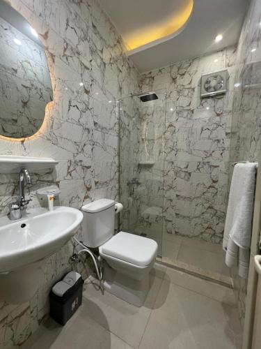 Ένα μπάνιο στο Pyramids Crypt Hotel