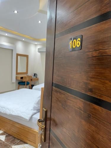 Ένα ή περισσότερα κρεβάτια σε δωμάτιο στο Pyramids Crypt Hotel