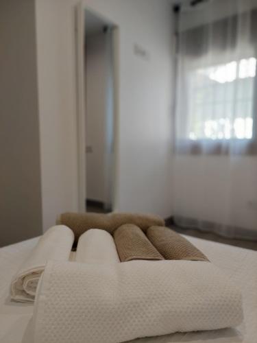 a pile of towels sitting on top of a bed at El Rincón de San Fermín in Zizur Mayor