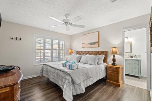 a bedroom with a bed and a ceiling fan at Contemporary Bungalow / West End PCB / Available NOW! / Perfect for Family in Sunnyside