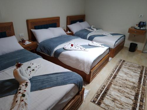 Ένα ή περισσότερα κρεβάτια σε δωμάτιο στο Pyramids Crypt Hotel