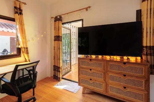 Μια τηλεόραση ή/και κέντρο ψυχαγωγίας στο Charming House - Peaceful Garden Retreat - 2mn ZenBeach - Srithanu Center