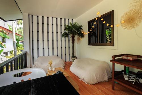 Χώρος καθιστικού στο Charming House - Peaceful Garden Retreat - 2mn ZenBeach - Srithanu Center