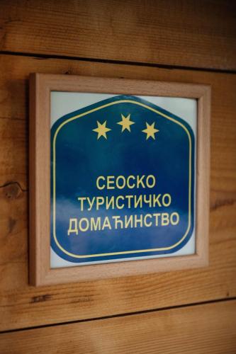a sign in a frame on a wooden wall at Kuća za odmor Brvnara Milanović in Gornji Milanovac