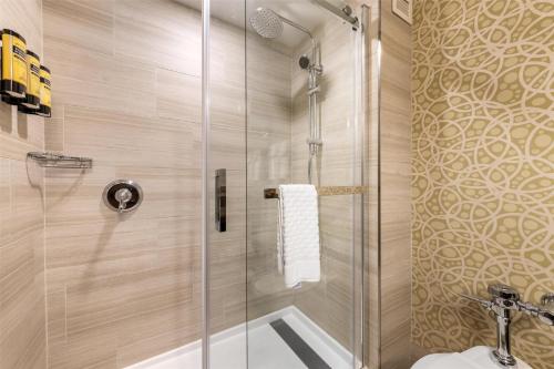 Bagno di Best Western Plus The Normandy Inn & Suites